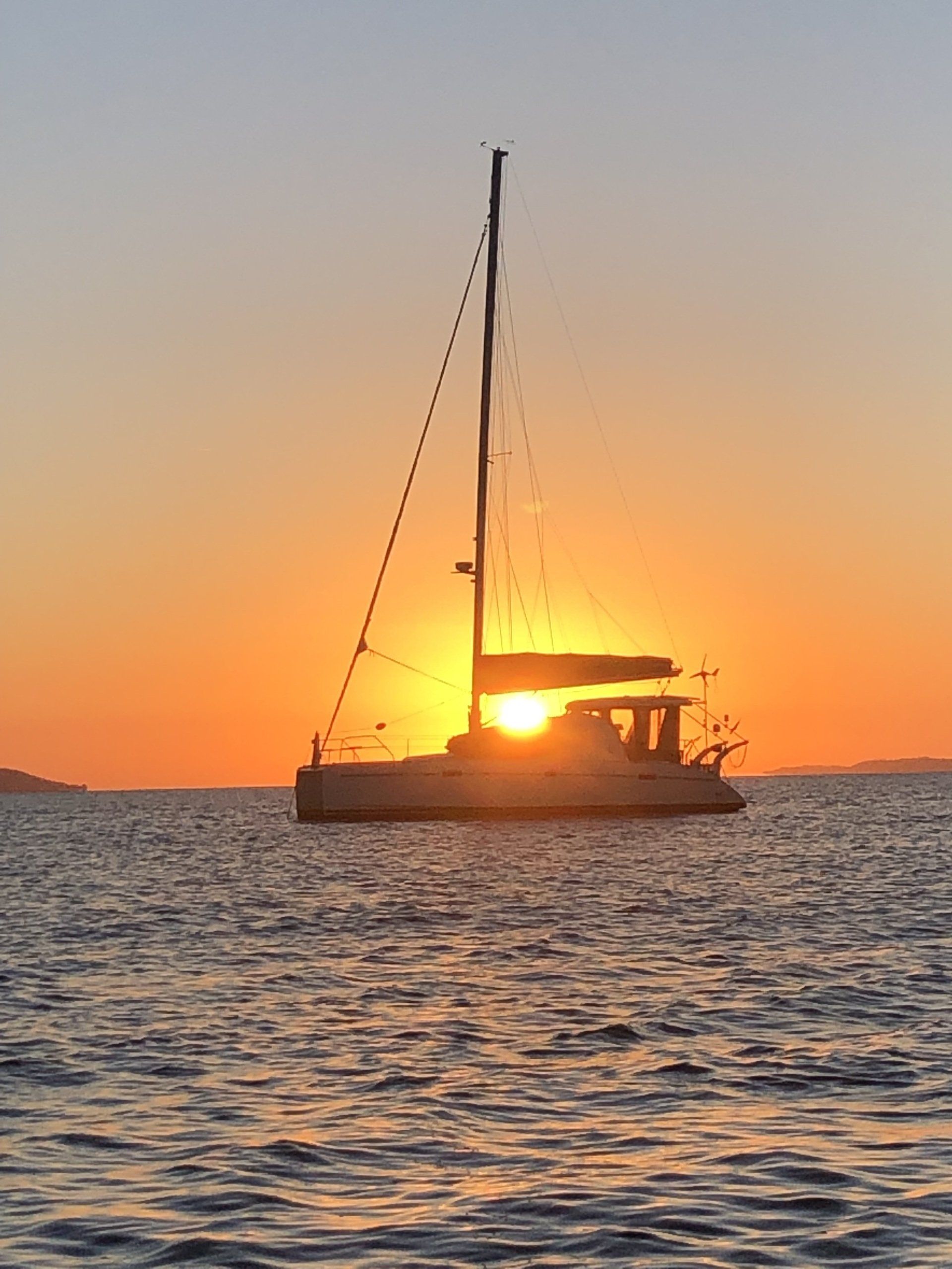 catamaran au lever du jour